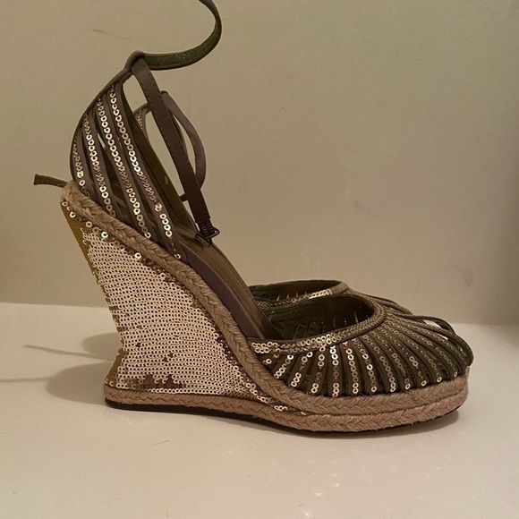 Joey size 6 like new gold sequin wedges/sandals - Picture 1 of 7